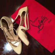 Продам Louboutin бежевый лак