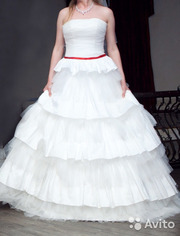Платье белое пышное с корсетом очень удобное